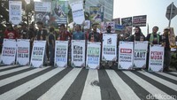Selain alam, mereka turut menyuarakan habitat owa Jawa. 