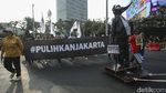 Ada Ular Sampah Raksasa di Hari Lingkungan Hidup Bundaran HI