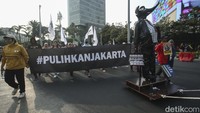 Ada pula tikus raksasa yang digambarkan layaknya koruptor dengan membawa koper lengkap dengan uang.  