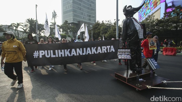 Sejumlah massa menggelar aksi di Bundaran HI, Jakarta, Minggu (4/6/2023). Bertepatan dengan hari lingkungan hidup sedunia massa menggelar aksi terkait lingkungan hidup.