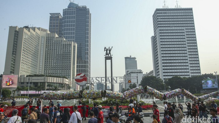 Sejumlah massa menggelar aksi di Bundaran HI, Jakarta, Minggu (4/6/2023). Bertepatan dengan hari lingkungan hidup sedunia massa menggelar aksi terkait lingkungan hidup.