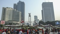 Mereka turut membawa atribut mulai dari tulisan, tikus raksasa hingga ular sampah raksasa. 