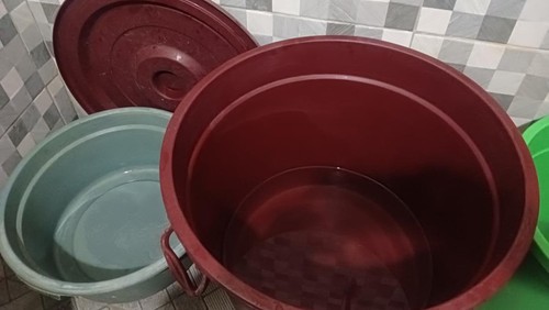 Bak penampungan kosong karena air PDAM Tirta Mangutama Badung di kawasan Kuta Selatan, mati total selama seminggu.