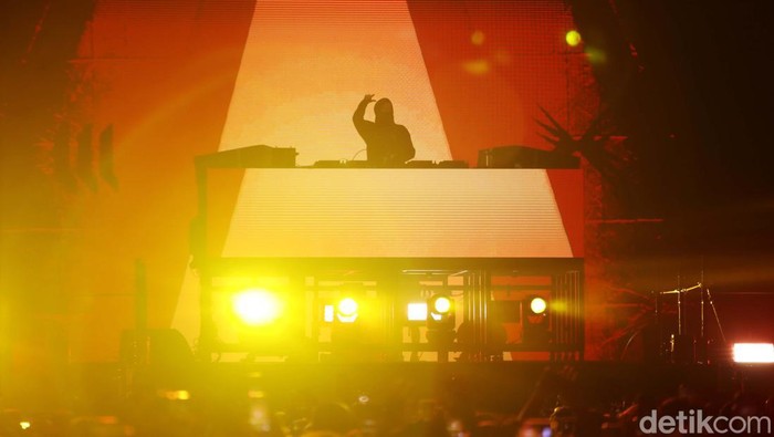 Aksi Alan Walker Hibur Penonton Formula E Jakarta 2023 Ratusan penonton menyaksikan aksi Disk Jockey Alan Walker usai balapan Formula E seri 10 di Jakarta International Eprix Circuit, Jakarta Utara, SabtuΒ (3/6/2023).