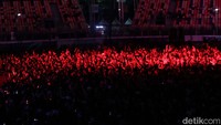 Antusias penonton saat menyaksikan aksi DJ Alan Walker.  