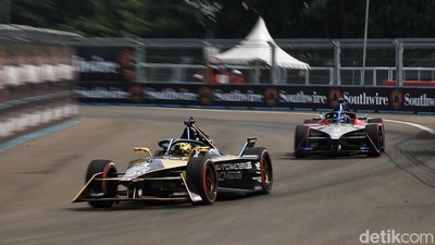Aksi Pebalap Adu Cepat dalam Race 2 Formula E Jakarta 2023