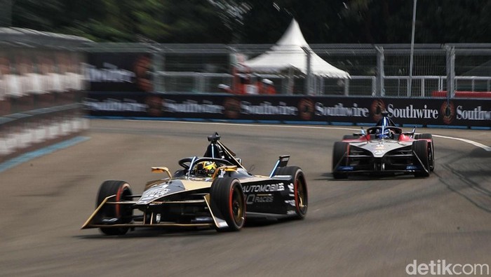 Sejumlah pebalap Formula E adu kecepatan saat kualifikasi race 2 Jakarta International Eprix Circuit, Jakarta Utara, Minggu (4/6/2023).