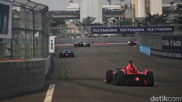 Sejumlah pebalap Formula E adu kecepatan saat kualifikasi race 2 Jakarta International Eprix Circuit, Jakarta Utara, Minggu (4/6/2023).