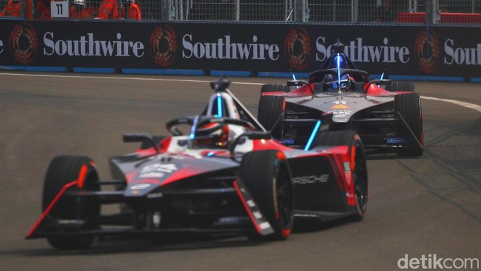Sejumlah pebalap Formula E adu kecepatan saat kualifikasi race 2 Jakarta International Eprix Circuit, Jakarta Utara, Minggu (4/6/2023).