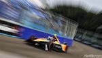 Aksi Pebalap Adu Cepat dalam Race 2 Formula E Jakarta 2023