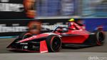 Aksi Pebalap Adu Cepat dalam Race 2 Formula E Jakarta 2023