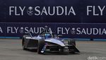 Aksi Pebalap Adu Cepat dalam Race 2 Formula E Jakarta 2023