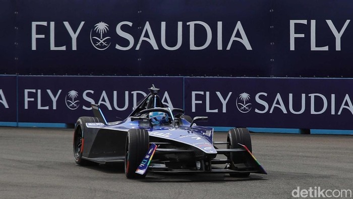 Sejumlah pebalap Formula E adu kecepatan saat kualifikasi race 2 Jakarta International Eprix Circuit, Jakarta Utara, Minggu (4/6/2023).