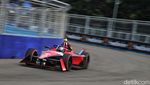 Aksi Pebalap Adu Cepat dalam Race 2 Formula E Jakarta 2023