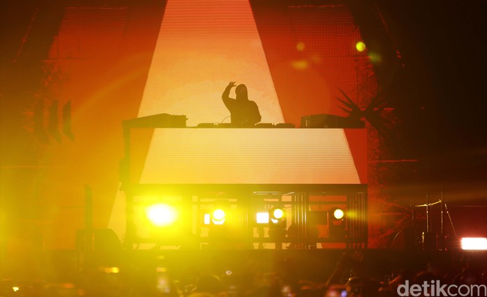 Alan Walker Ratusan penonton menyaksikan aksi Disk Jockey Alan Walker usai balapan Formula E seri 10 di Jakarta International Eprix Circuit, Jakarta Utara, Sabtu (3/6/2023).