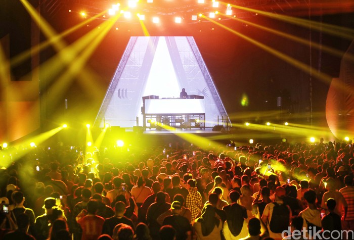 Alan Walker Ratusan penonton menyaksikan aksi Disk Jockey Alan Walker usai balapan Formula E seri 10 di Jakarta International Eprix Circuit, Jakarta Utara, Sabtu (3/6/2023).