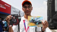 Para penggemar pun tak bisa menutup rasa bahagianya bertemu dengan para pebalap.