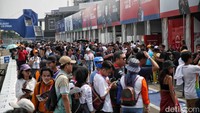 Suasana paddock yang ramai oleh penonton Formula E 2023 di Jakarta International E-Prix Circuit, Ancol, Jakarta Utara, Sabtu (3/6/2023).  