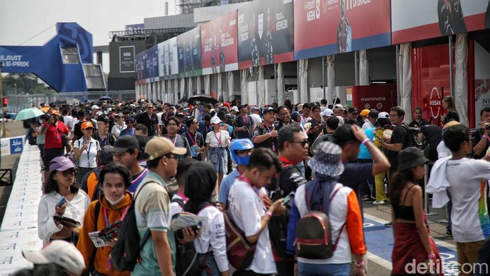 Antusias Penonton Saat Jumpa Pebalap Formula E Jakarta 2023 Penonton meminta tanda tangan dan berswafofo kepada pebalap Formula E di area paddock, Jakarta International E-Prix Circuit, Jakarta Utara, Sabtu (3/6/2023).