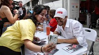 Fans begitu antusias saat foto bersama pebalap idolanya.  
