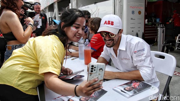 Antusias Penonton Saat Jumpa Pebalap Formula E Jakarta 2023