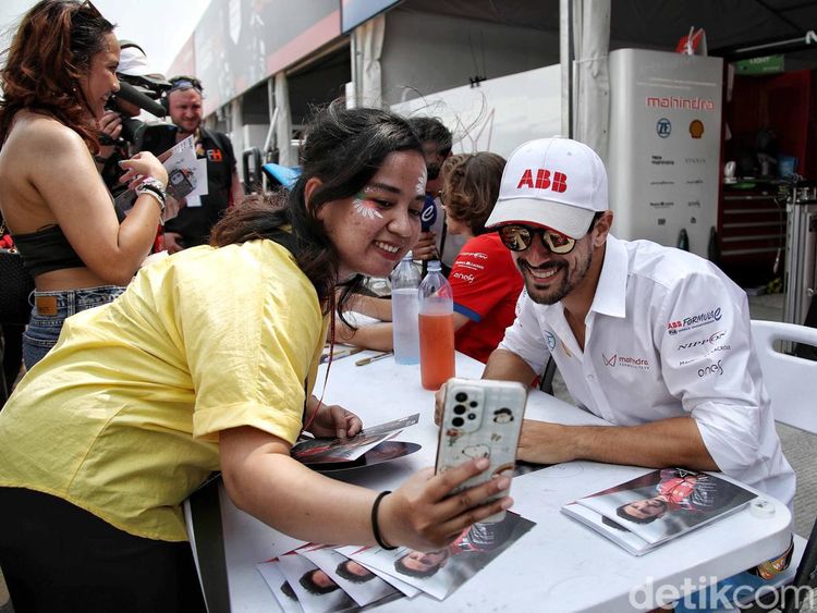 Antusias Penonton Saat Jumpa Pebalap Formula E Jakarta 2023