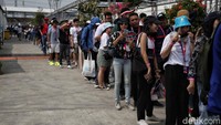 Antusias penonton juga sangat ramai dan antre panjang.  