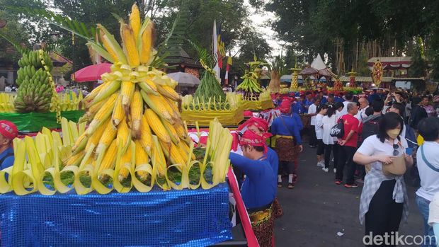 Arak-arakan Waisak dari Candi Mendut menuju Candi Borobudur diikuti ribuan orang, Minggu (4/6/2023).
