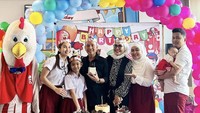 Bukan sekedar kue strawberry saja, Ayu Ting-Ting juga merayakan ulang tahun ayahnya di sebuah restoran cepat saji dengan tema seperti perayaan ulang tahun anak SD loh. Foto: Instagram @ayutingting92 / @mom_ayting92_