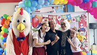Di meja sudah ada 4 kue berjejer. Ayu Ting-Ting dan Bilqis juga kompak menggunakan seragam anak SD di perayaan ulang tahun ayahnya itu. Foto: Instagram @ayutingting92 / @mom_ayting92_