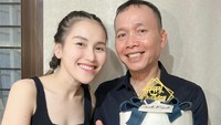 Ayah Ojak sepertinya mendapat banyak sekali kiriman kue ulang tahun. Kali ini ayah Ayu Ting-Ting itu mendapat kue cukup besar berwarna putih dengan sentuhan dekorasi biru. Foto: Instagram @ayutingting92 / @mom_ayting92_