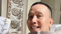 Kakek Bilqis itu juga banyak mendapat kejutan dari rekan-rekannya. Salah satunya ini ketika ayah Ojak mendapat sebuket bunga dan kue ulang tahun. Foto: Instagram @ayutingting92 / @mom_ayting92_