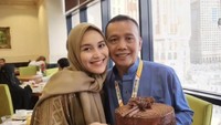 Beberapa tahun lalu Ayah Rojak merayakan ulang tahun di tanah suci. Meskipun begitu, pria yang genap berusia 61 tahun ini tetap diberi kejutan kue oleh anak dan istrinya. Foto: Instagram @ayutingting92 / @mom_ayting92_