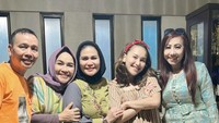 Ayah Ojak dan Ayu Ting-Ting sepertinya lebih sering merayakan hari-hari bahagia dengan makan-makan di rumah ya? Seperti momen satu ini. Foto: Instagram @ayutingting92 / @mom_ayting92_