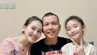 Ayu Ting-Ting membagikan momen ulang tahun ayahnya, Ayah Ojak yang ke 61. Ayu tak lupa memberi kejutan kue strawberry ke sang ayah. Foto: Instagram @ayutingting92 / @mom_ayting92_