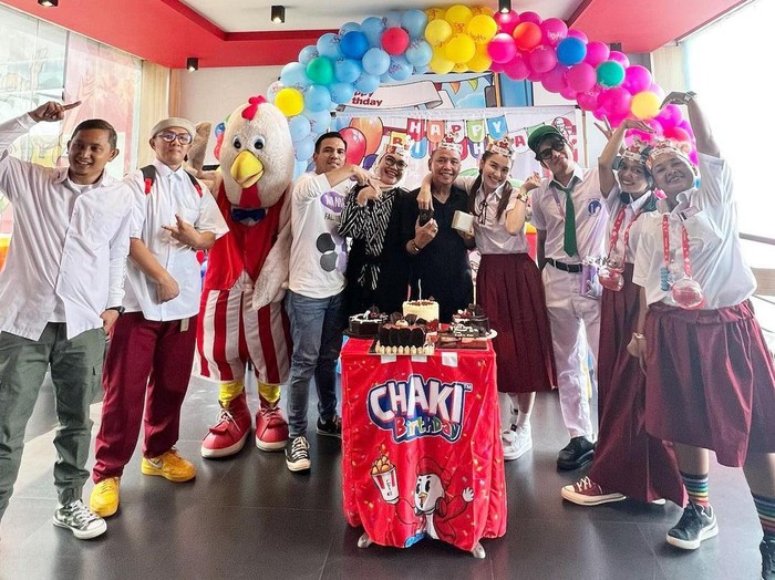 Ayu Ting Ting buat pesta kejutan untuk Ayah Rojak.