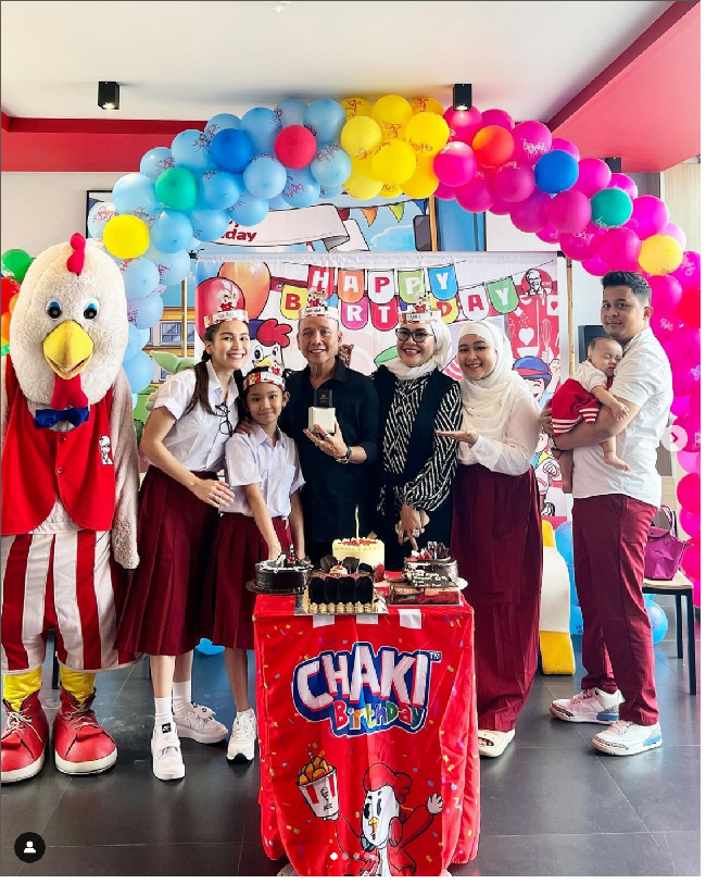 Ayu Ting Ting merayakan ulang tahun ayahnya dengan cara berbeda. Bukan dengan menggelar pesta mewah di hotel atau restoran mewah, melainkan perayaan di sebuah restoran ayam goreng cepat saji. Foto: Dok. Instagram