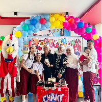 Ayu Ting Ting merayakan ulang tahun ayahnya dengan cara berbeda. Bukan dengan menggelar pesta mewah di hotel atau restoran mewah, melainkan perayaan di sebuah restoran ayam goreng cepat saji. Foto: Dok. Instagram