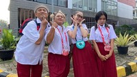 Ayu Ting Ting dan tim kompak memakai seragam sekolah dasar untuk menambah meriah ulang tahun sang ayah yang menginjak usia 61 tahun. Foto: dok. Instagram