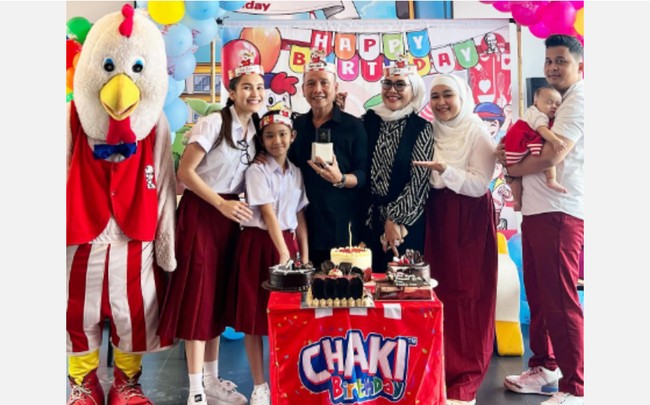 Dari foto yang diunggah Ayu Ting Ting terlihat penyanyi dangdut itu dan anaknya, Bilqis serta adiknya Syifa serta iparnya, kompak memakai seragam SD. Foto: Dok. Instagram