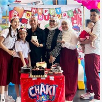 Dari foto yang diunggah Ayu Ting Ting terlihat penyanyi dangdut itu dan anaknya, Bilqis serta adiknya Syifa serta iparnya, kompak memakai seragam SD. Foto: Dok. Instagram