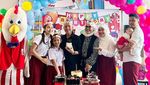 Gemas! Ayu Ting Ting Rayakan Ultah Ayah Rojak di Restoran Cepat Saji
