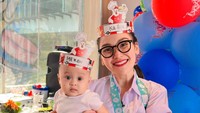 Ayu Ting Ting menggendong keponakannya yang masih balita. Keduanya kompak pakai seragam merah putih. Foto: dok. Instagram