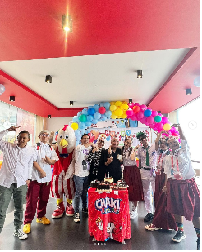 Dalam unggahannya di Instagram Ayu Ting Ting mengaku sengaja membuat kejutan untuk ayah Ojak yang berulang tahun ke-61. “ yeeeeaa surprisenya alhamdulillah berhasil hhahahahah sampe ayah dikerjain, dibuat kesel sampe nangis hhahaha,” tulis pembawa acara Brownis itu dalam keterangan fotonya. Foto: Dok. Instagram