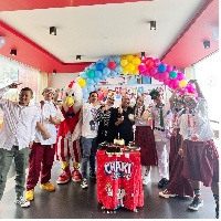 Dalam unggahannya di Instagram Ayu Ting Ting mengaku sengaja membuat kejutan untuk ayah Ojak yang berulang tahun ke-61. “ yeeeeaa surprisenya alhamdulillah berhasil hhahahahah sampe ayah dikerjain, dibuat kesel sampe nangis hhahaha,” tulis pembawa acara Brownis itu dalam keterangan fotonya. Foto: Dok. Instagram