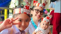 Bilqis dan Ayu Ting Ting memakai seragam sekolah dasar, lebih mirip seperti adik dan kakak. Foto: dok. Instagram