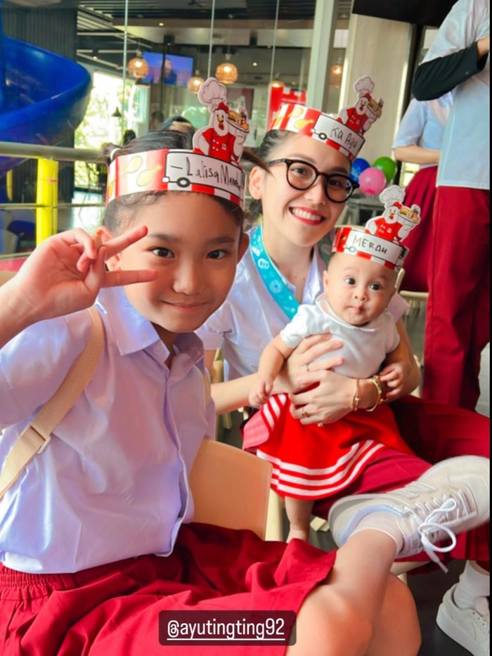Ayu Ting Ting buat pesta kejutan untuk Ayah Rojak.
