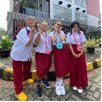 Pada perayaan ulang tahun ayah Ojak ini, Ayu Ting Ting sengaja membuat tema nostalgia kembali ke masa sekolah dasar. ““Karena dulu waktu kecil dia sekolah di SDN 01 Depok,” ujar Ayu soal alasannya membuat pesta ulang tahun bertemakan anak SD untuk ayahnya. Foto: Dok. Instagram