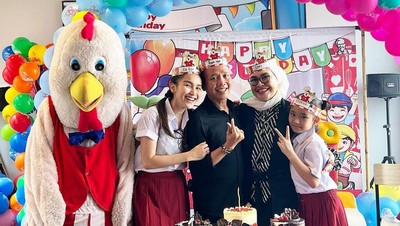 Gemas! Ayu Ting Ting Rayakan Ultah Ayah Rojak di Restoran Cepat Saji