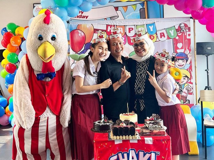 Ayu Ting Ting buat pesta kejutan untuk Ayah Rojak.